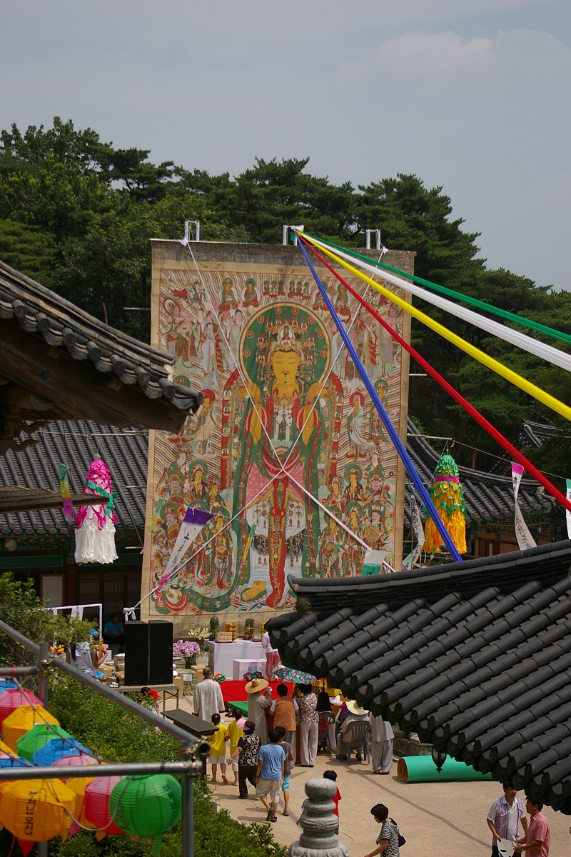 寺院の庭に掛けられた「礼山修徳寺掛仏」