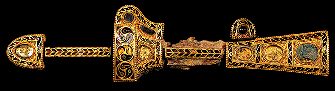  Dagger and Gold Scabbard, 6th century, Gyerim-ro Tomb 14, Gyeongju, Length: 36.8cm, Width (maximum): 9.05cm, Treasure 635, Gyeongju National Museum 