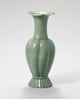  Celadon Lobed Vase, Goryeo Dynasty (early 12th century), Height: 22.6 cm, Diameter (mouth): 8.4 cm, Diameter (foot): 7.4 cm, National Treasure #94 