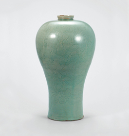  This celadon maebyeong with lotus scroll desigsn (National Treasure 97) showcases the sensuous, sweeping form of an elegant Goryeo maebyeong vase. 