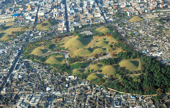  Bird’s-eye view of Hwangnamdaechong Tomb (Daereungwon Tomb Complex and its surroundings) 