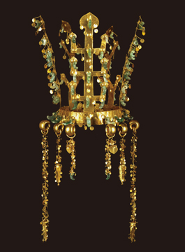  Queen’s Gold Crown, Silla, North Mound of Hwangnamdaechong Tomb (Gyeongju), Height: 27.3cm, National Treasure 191. 