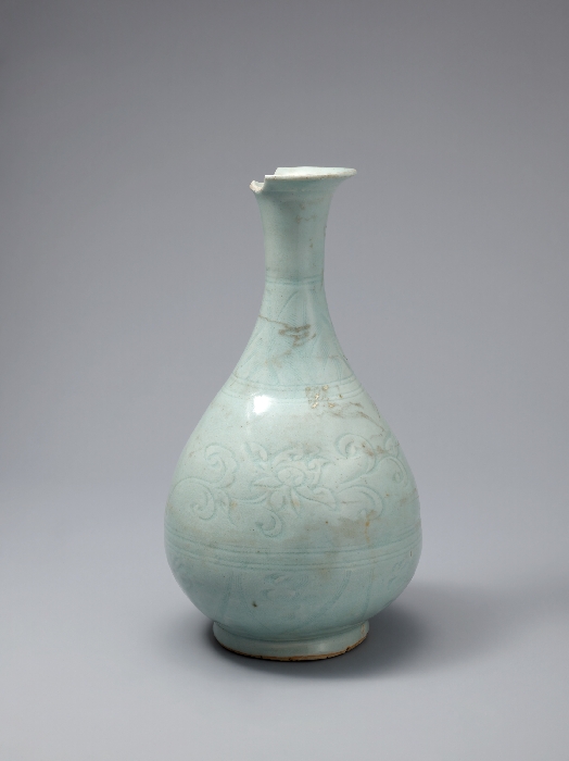 청백자 연꽃 넝쿨무늬 병 이미지 1 보기