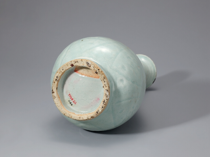 청백자 연꽃 넝쿨무늬 병 이미지 2 보기