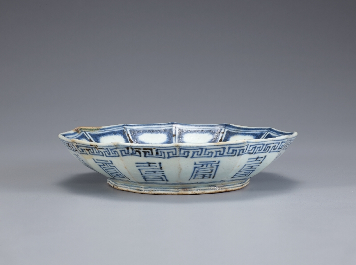 White Porcelain Dodecagonal Dish in Underglaze Cobalt Blue 대표이미지