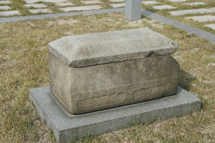 Stupa and Stone Coffin for Master Jingong from Heungbeopsa Temple Site 대표이미지