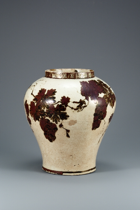 White Porcelain Jar with Grapevine and Monkey Pattern 대표이미지