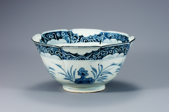 White Porcelain Flower-shaped Dish with Wave Design and Inscription of 대표이미지