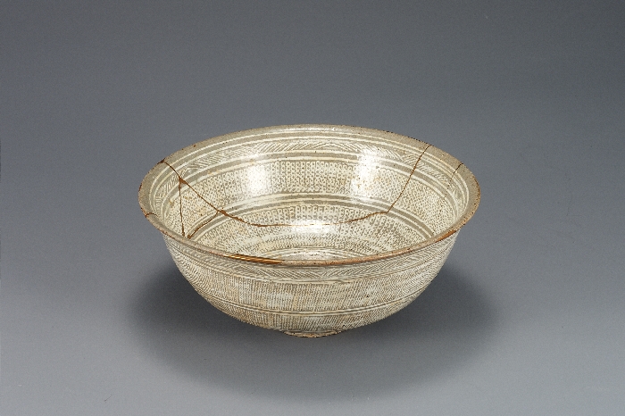 Buncheong Bowl with Stamped Linear Design and Inscription 대표이미지