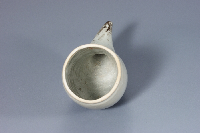 White Porcelain Horn Cup with Grass Design in Underglaze Iron Brown 대표이미지