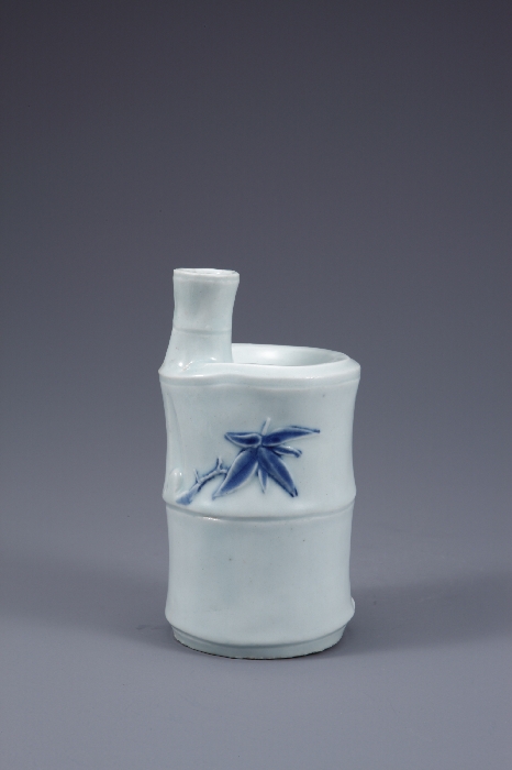 White Porcelain Bottle with Bamboo Design in Relief in Underglaze Cobalt Blue 대표이미지