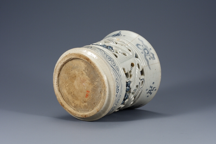 White Porcelain Paper Container with Openwork Grape Design in Underglaze Cobalt Blue 대표이미지