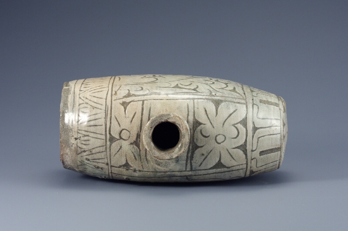 Buncheong Barrel-shaped Vessel with Incised Peony and Fish Design 대표이미지