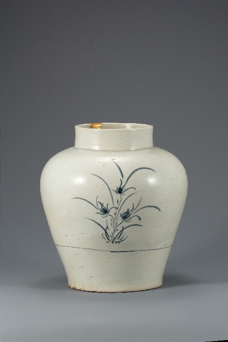 White Porcelain Jar with Orchid Design in Underglaze Cobalt Blue 대표이미지