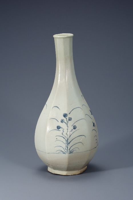 White Porcelain Octagonal Bottle with Orchid Design in Underglaze Cobalt Blue 대표이미지