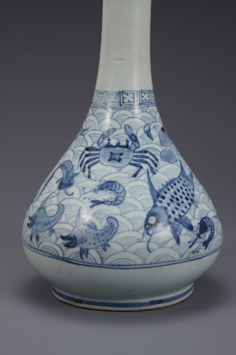 White Porcelain Bottle with Fish and Wave Design in Underglaze Cobalt Blue 대표이미지