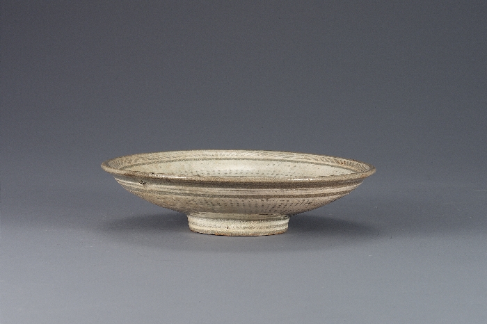 Buncheong Dish with Stamped Linear Design and Inscription of 대표이미지