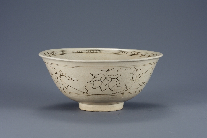 White Porcelain Bowl with Inlaid Lotus and Scroll Design 대표이미지