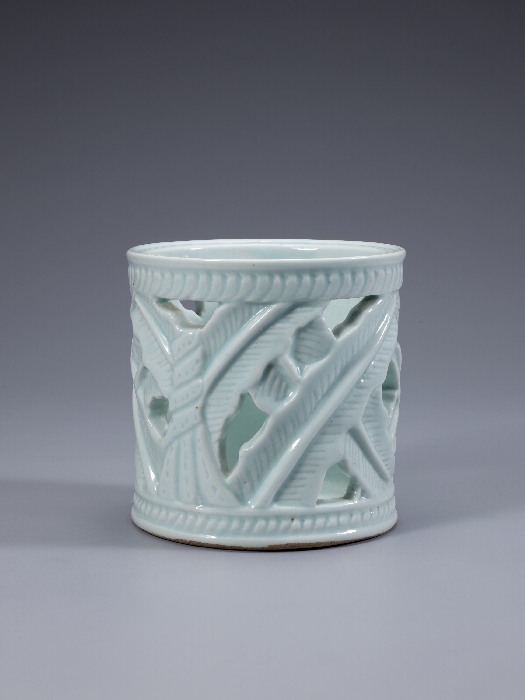 White Porcelain Brush Container with Openwork Banana Leaves Design 대표이미지
