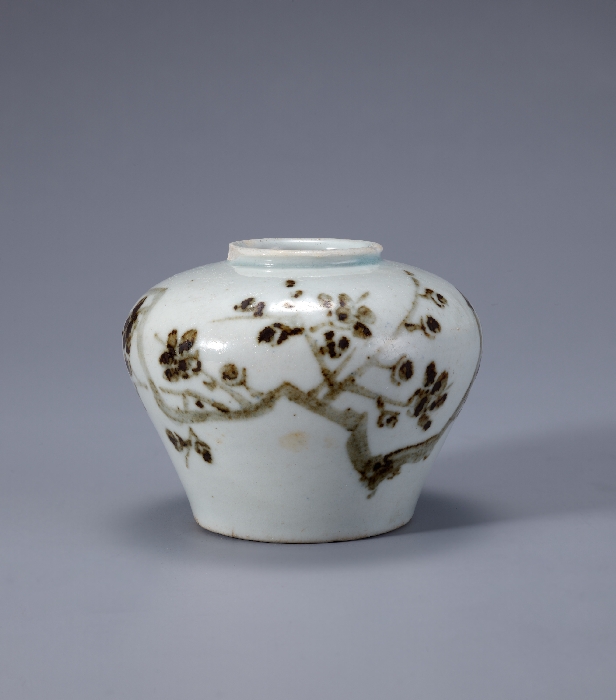 White Porcelain Jar with Plum Design in Underglaze Iron Brown 대표이미지
