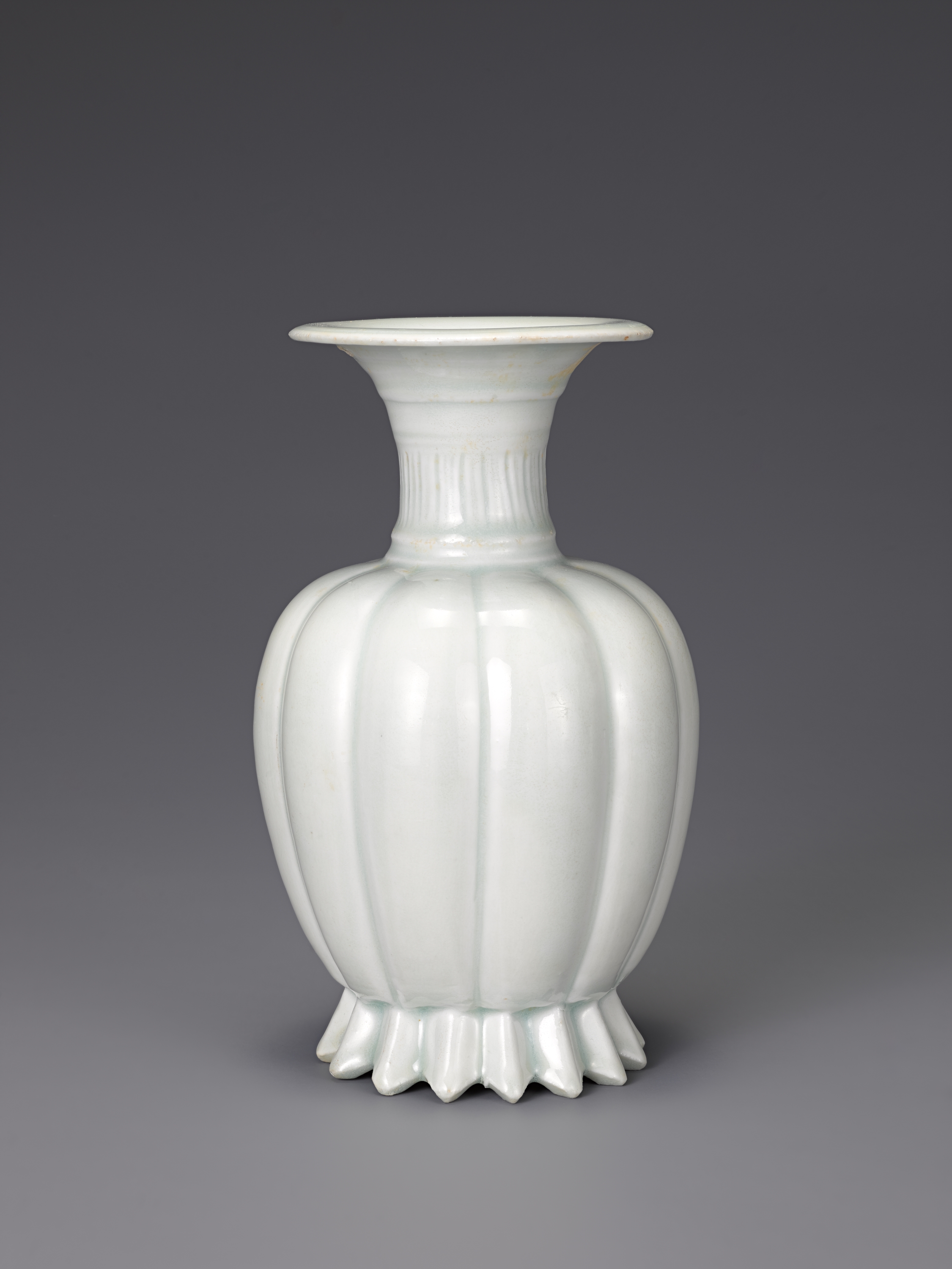 백자 참외 모양 병 이미지 1