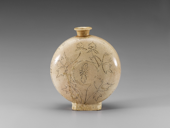 White Porcelain Flat Bottle with Inlaid Peony and Butterfly Design 대표이미지