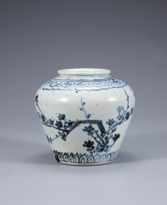 White Porcelain Jar with Plum and Bamboo Design in Underglaze Cobalt Blue 대표이미지