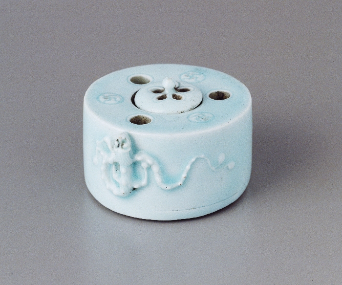White Porcelain Water Dropper with the Buddhist Cross and Plum Design 대표이미지