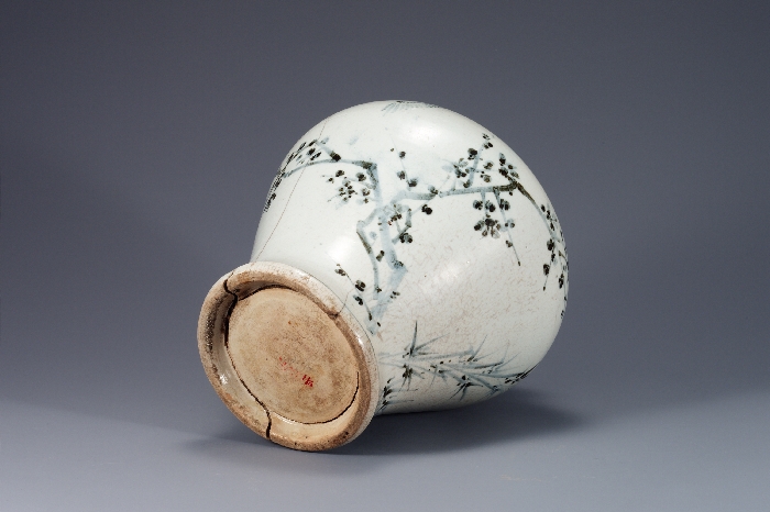 White porcelain Jar with Plum, Bamboo and Bird Design in Underglaze Cobalt Blue 대표이미지