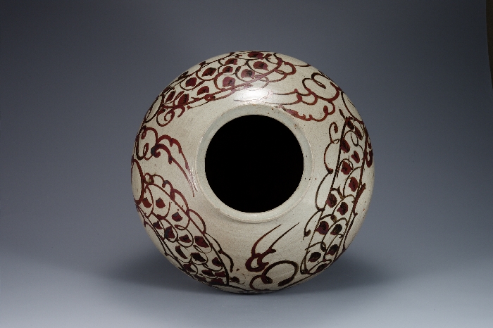 White Porcelain Jar with Cloud and Dragon Design in Underglaze Iron Brown 대표이미지