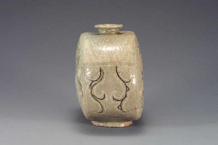Buncheong Flat Bottle with Inlaid Peony Design 대표이미지