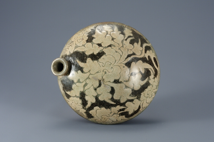 Buncheong Turtle-shaped Bottle with Sgraffito Peony Design and Underglaze Iron Brown 대표이미지