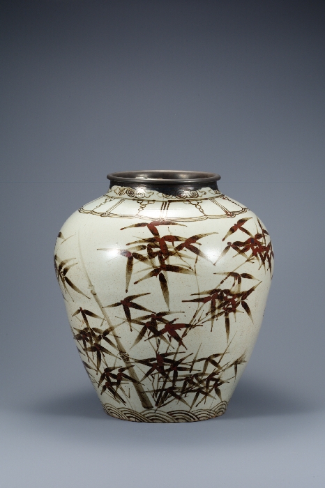 White Porcelain Jar with Plum and Bamboo Design in Underglaze Iron Brown 대표이미지
