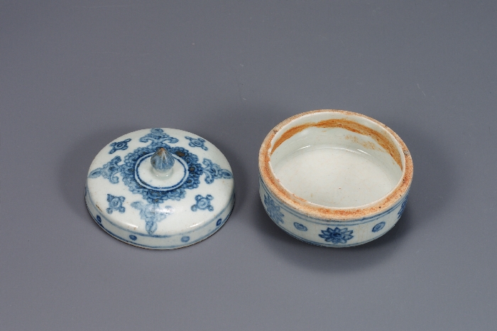 White Porcelain Lidded Bowl with Flower Design in Underglaze Cobalt Blue 대표이미지