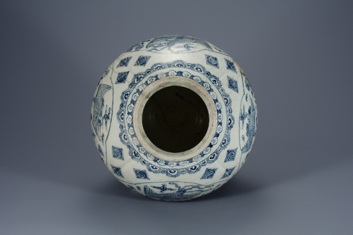 White Porcelain Jar with Crane Design in Underglaze Cobalt Blue 대표이미지