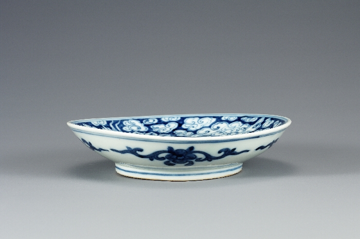 White Porcelain Dish with Cloud and Crane Design in Underglaze Cobalt Blue 대표이미지