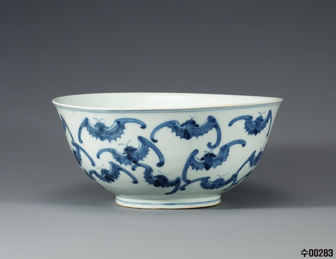 White Porcelain Bowl with Bat Design in Underglaze Cobalt Blue 대표이미지