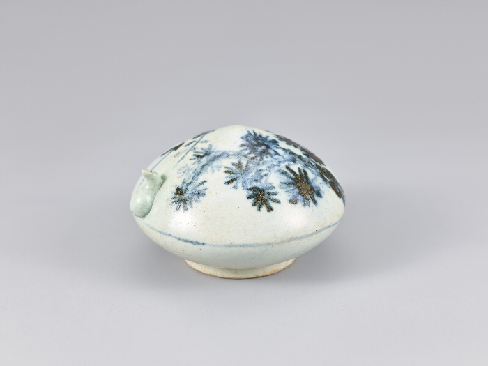 White Porcelain Peach-shaped Water Dropper with Pine and Plum Design in Underglaze Cobalt Blue 대표이미지