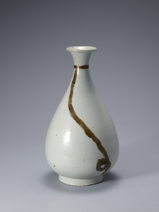 White Porcelain Bottle with Rope Design in Underglaze Iron Brown 대표이미지