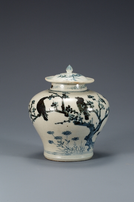 White Porcelan Jar in with Plum, Bamboo and Bird Design in Underglaze Cobalt Blue 대표이미지