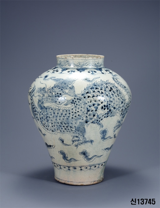 White Porcelain Jar with Cloud and Dragon Design in Underglaze Iron 대표이미지