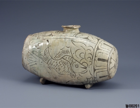 An Exuberant Buncheong Ware: Drum-shaped Bottle with Peony and Fish Design 이미지