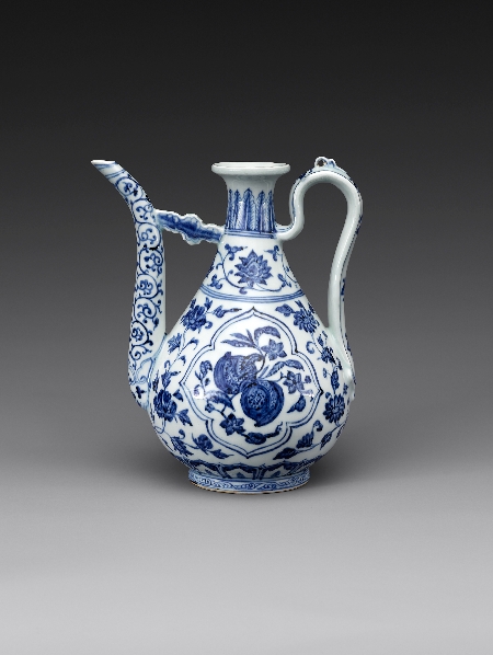 Alluring Chinese Blue-and-White Porcelain: Ewer with Flower and Fruit Design 이미지