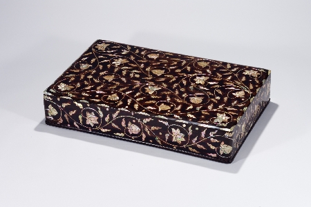 The Beauty of Korean Lacquerware Inlaid with Mother-of-Pearl: Clothing Box with Lotus Scroll Design 이미지